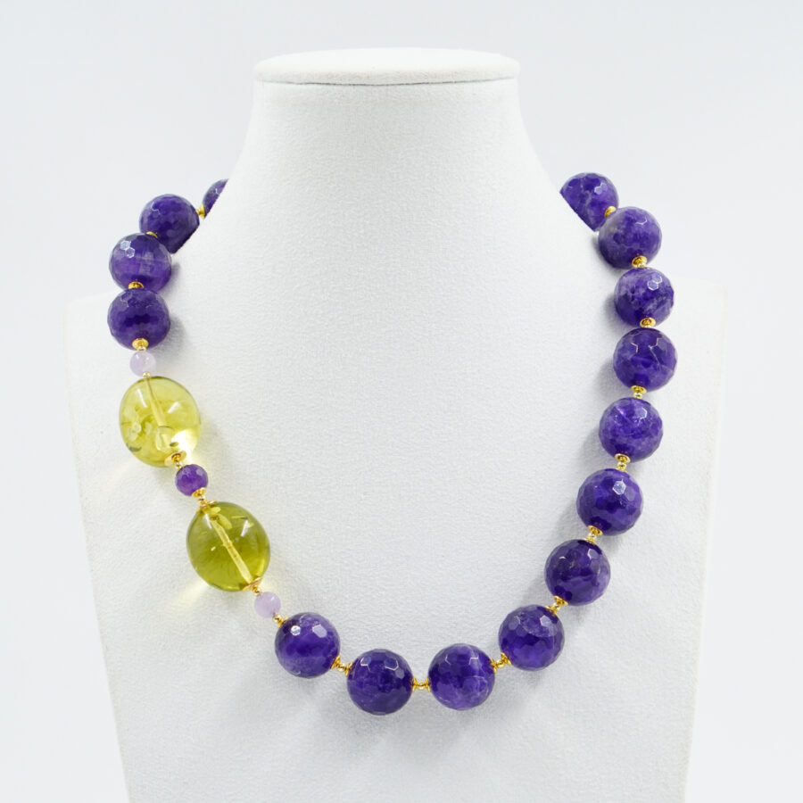 Collana con ametista, ambra verde, ematite, chiusura in argento - Dorato