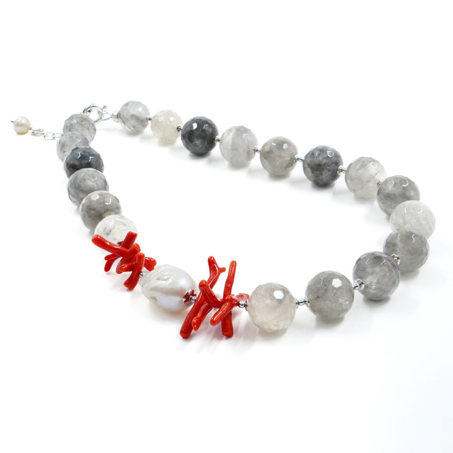 Collana con quarzo grigio, corallo, perla barocca, ematite, chiusura in argento – Rodiato - immagine 2