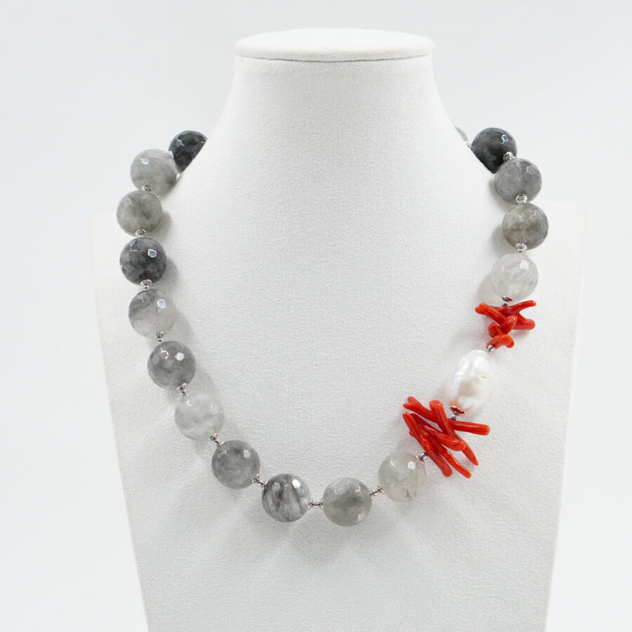 Collana con quarzo grigio, corallo, perla barocca, ematite, chiusura in argento – Rodiato