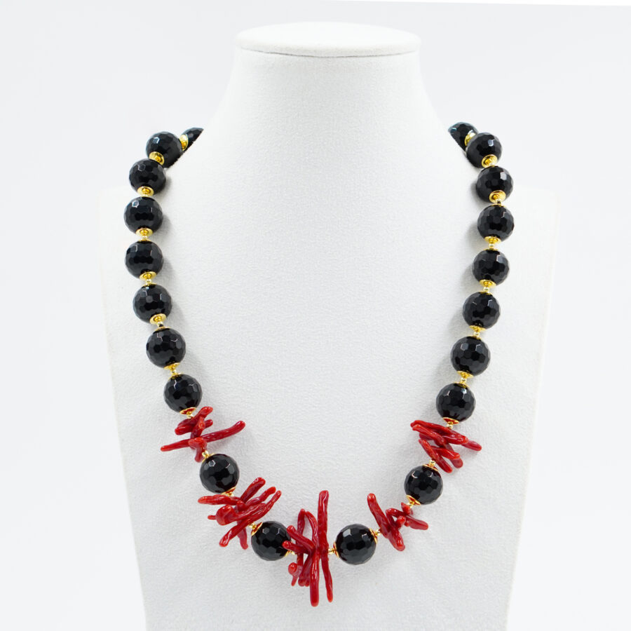 Collana con agata nera, corallo, ematite, chiusura in argento - Dorato
