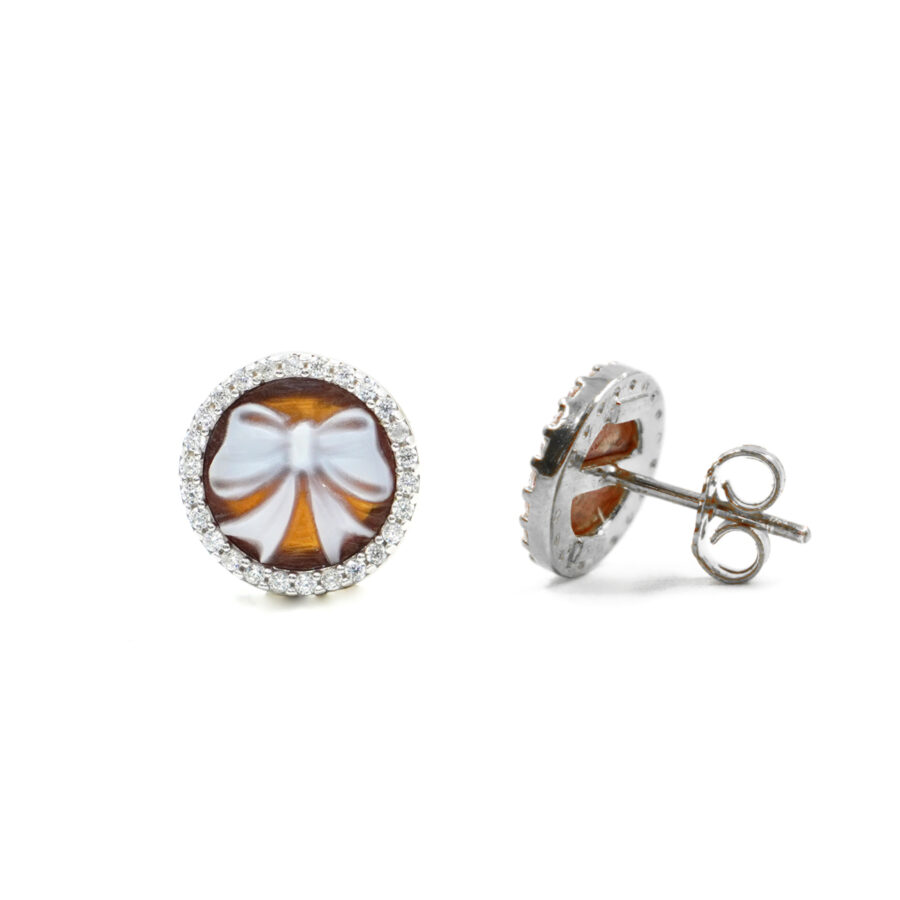 Orecchini in Argento cammeo tondo 12mm con fiocco e zirconi bianchi – Rodiato - immagine 2
