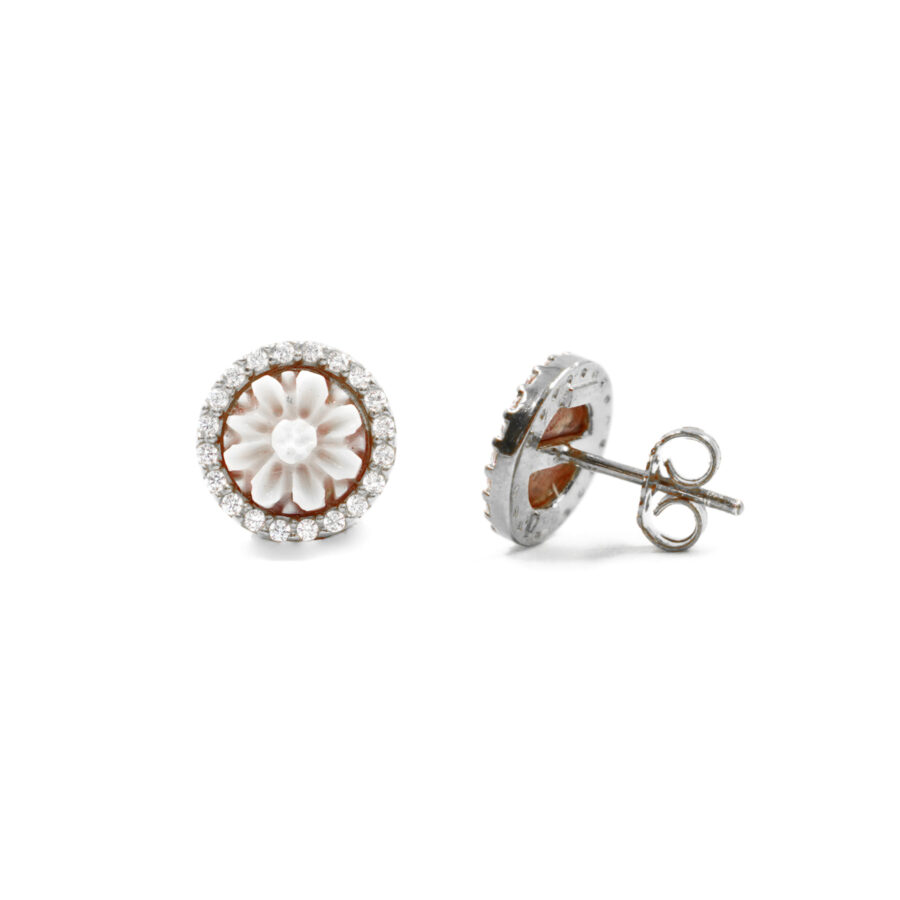 Orecchini in Argento cammeo tondo 8mm con fiore e zirconi bianchi – Rodiato - immagine 2