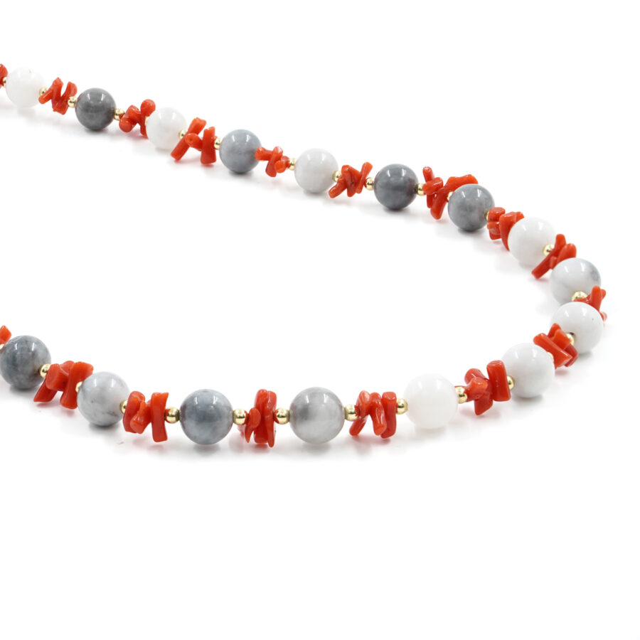 Collana con pietra di occhio d'aquila, corallo, chiusura in argento – Dorato