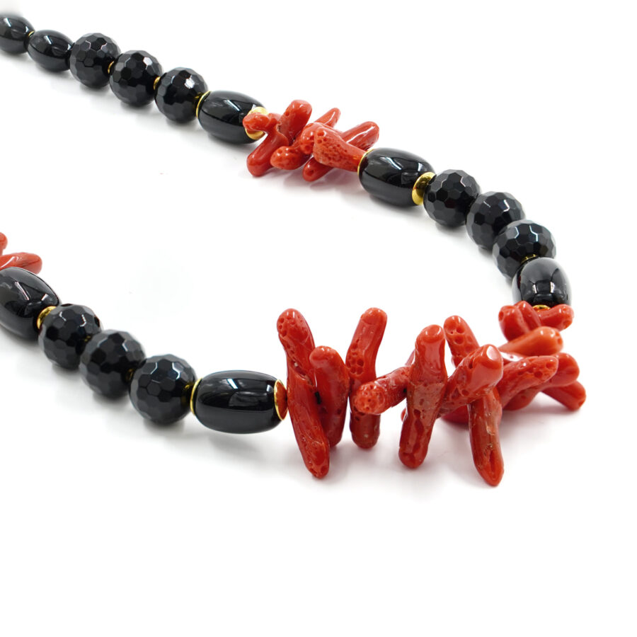 Collana con agata nera, corallo, ematite, chiusura in argento – Dorato