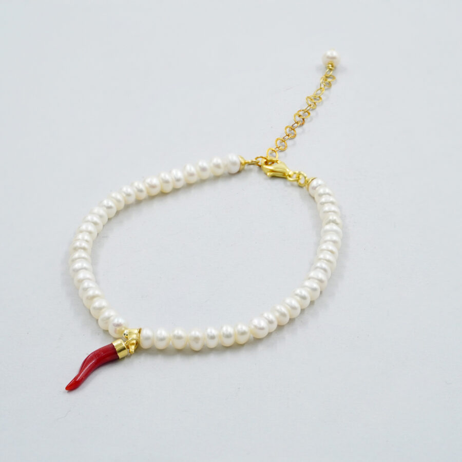 Bracciale con perle forma bottone, pendente con corno di corallo, chiusura in argento - Dorato