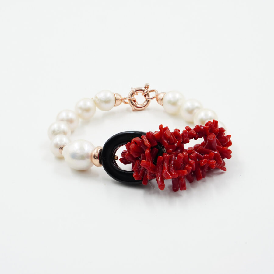 Bracciale con perle barocche, corallo, agata nera, chiusura in argento – Rosè