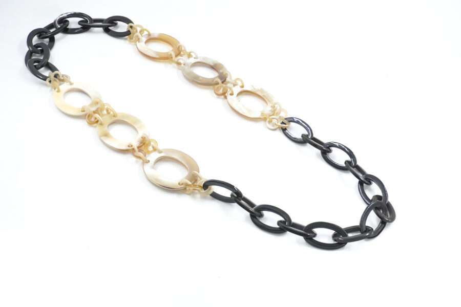 Collana di corno con elementi ovali bianchi e neri - immagine 2