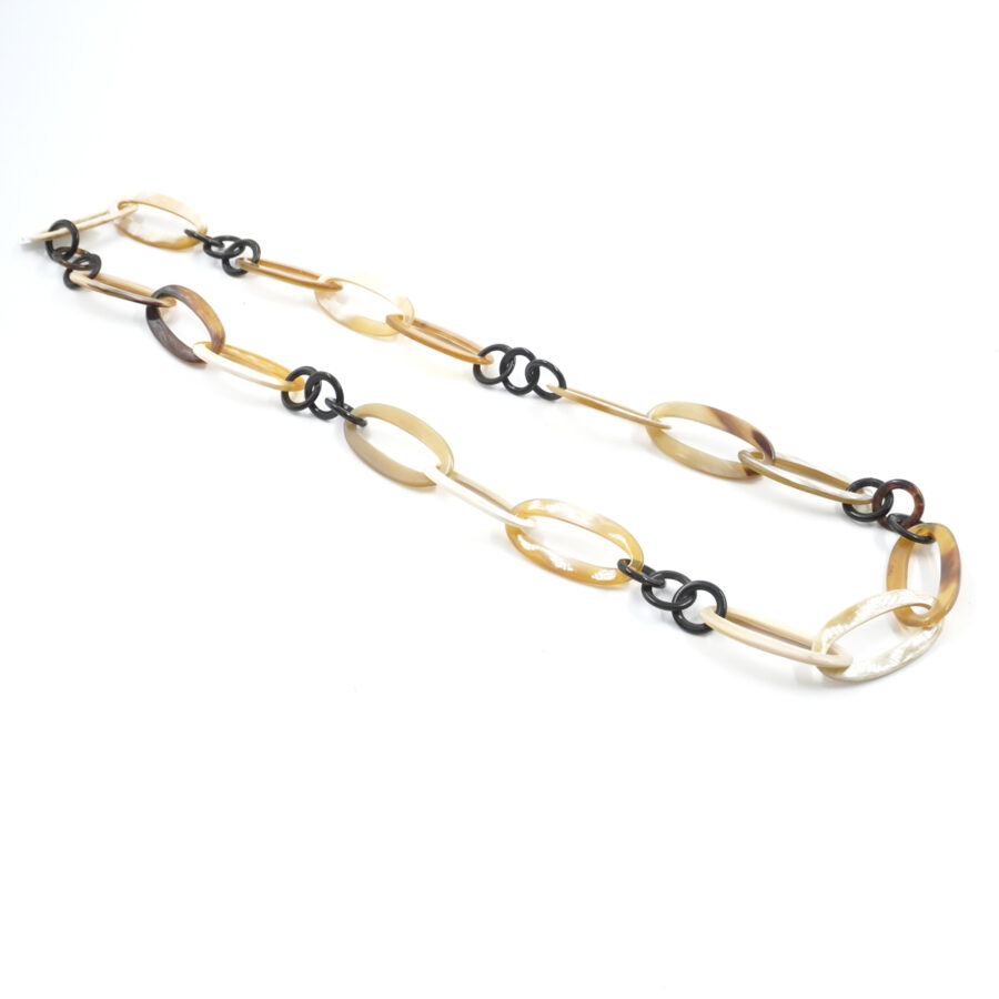 Collana di corno con elementi tondi e ovali bianchi, beige e neri - immagine 2