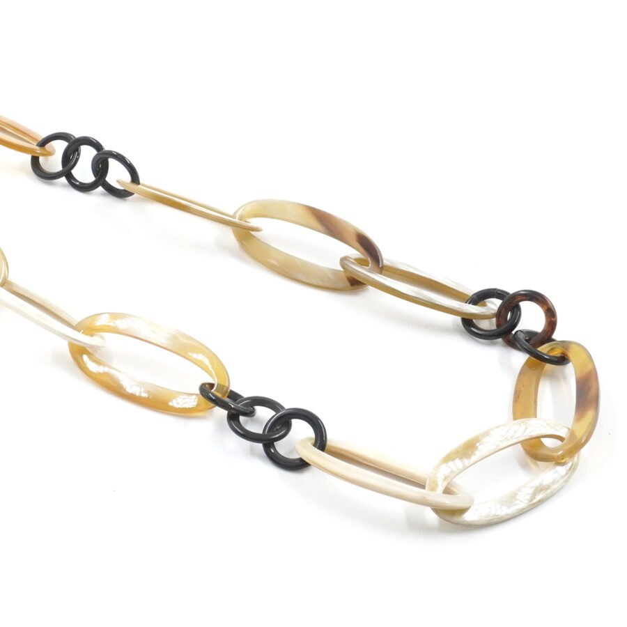 Collana di corno con elementi tondi e ovali bianchi, beige e neri