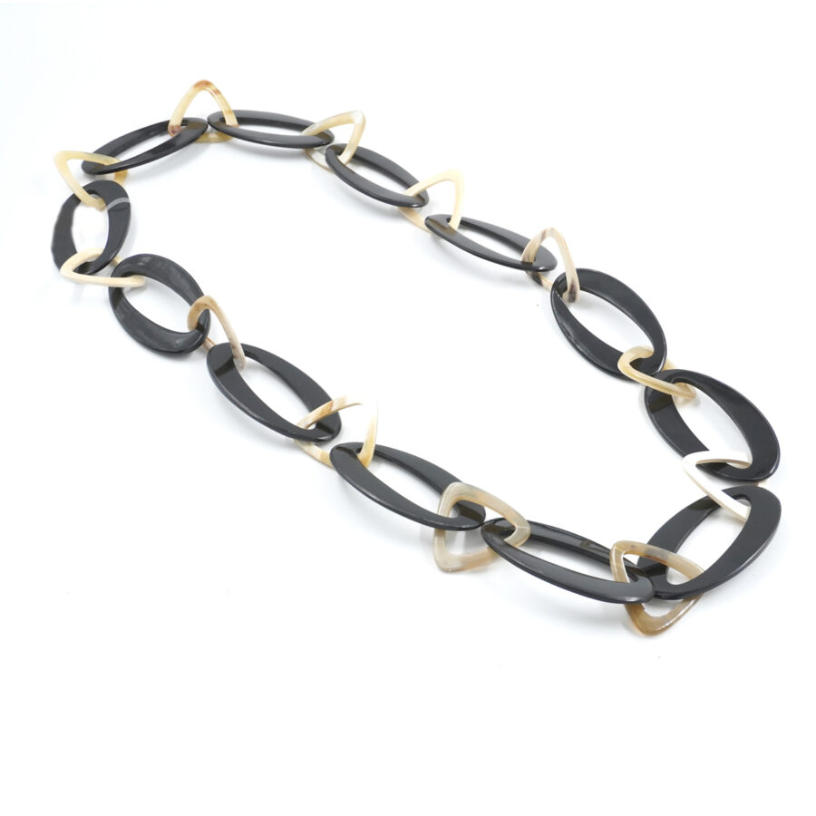 Collana di corno con elementi ovali e triangolari beige e neri - immagine 2