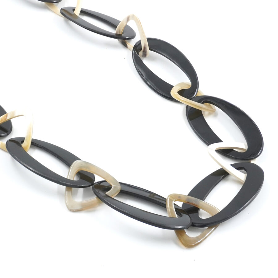 Collana di corno con elementi ovali e triangolari beige e neri