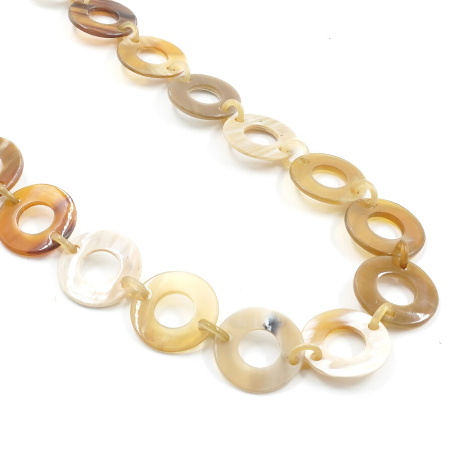 Collana di corno con elementi tondi beige