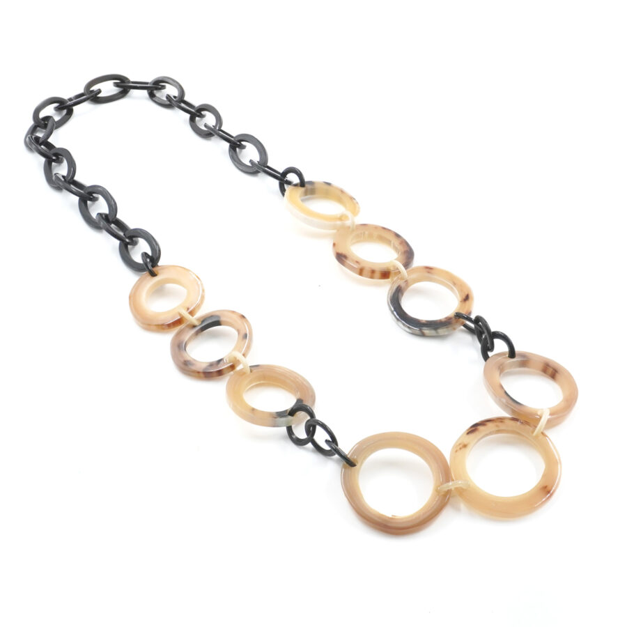 Collana di corno con elementi ovali e tondi beige e neri - immagine 2