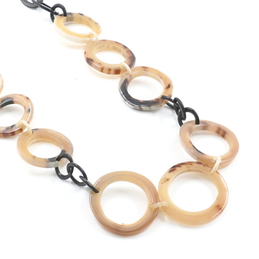 Collana di corno con elementi ovali e tondi beige e neri