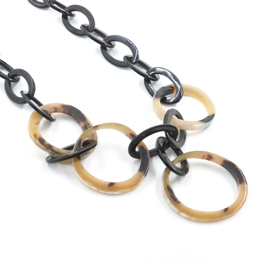 Collana di corno con elementi ovali e tondi beige e neri