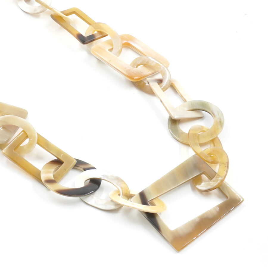 Collana di corno con elementi ovali beige e neri