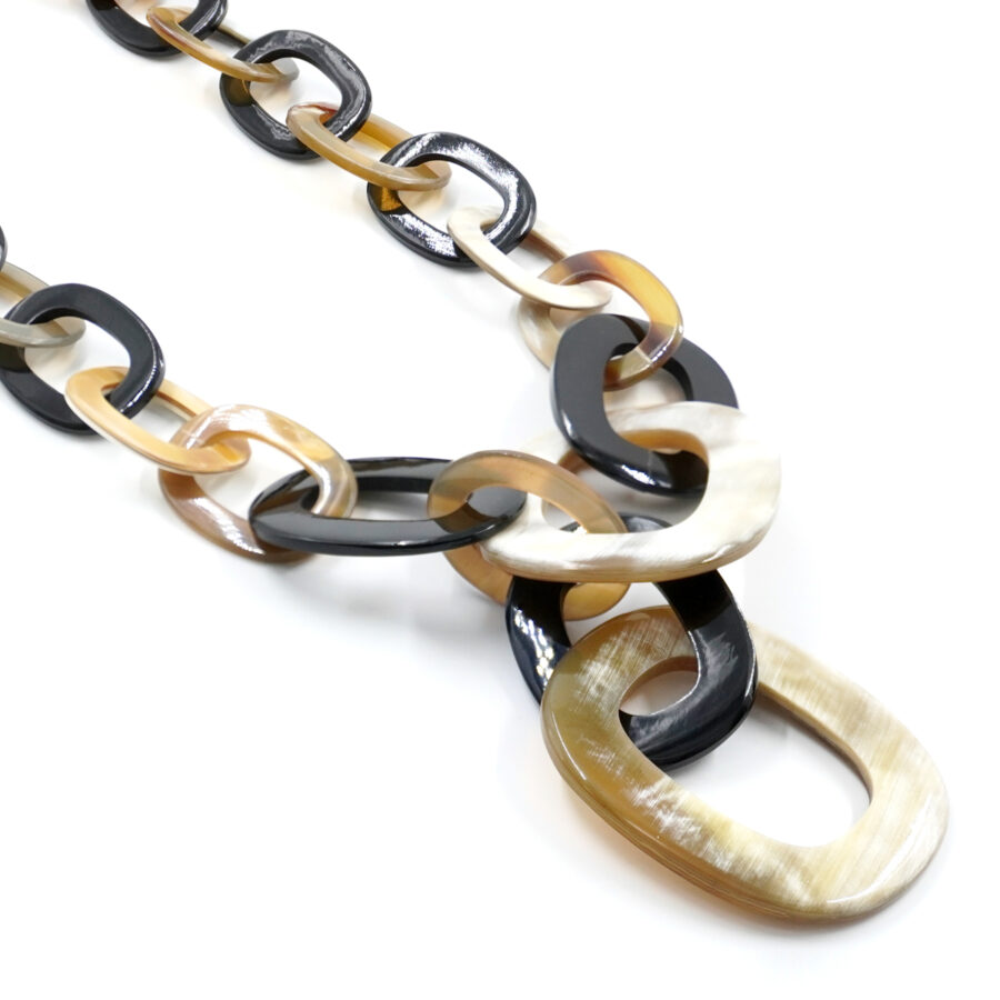 Collana di corno con elementi ovali beige e neri