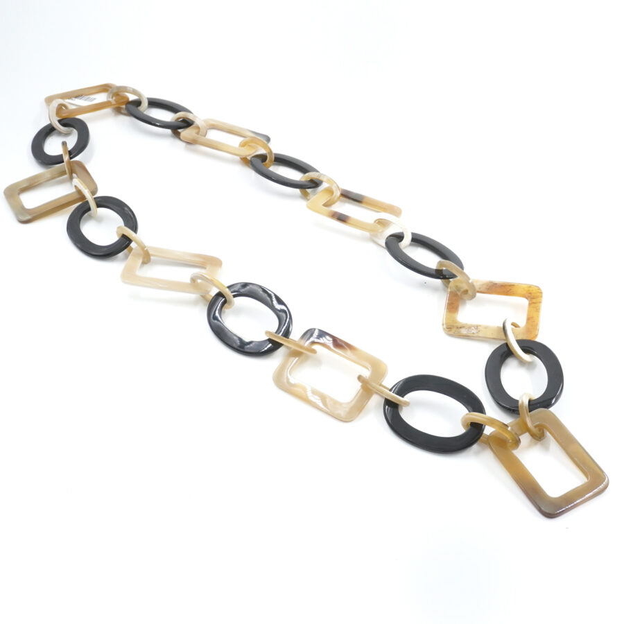 Collana di corno con elementi ovali e rettangolari beige e neri - immagine 2