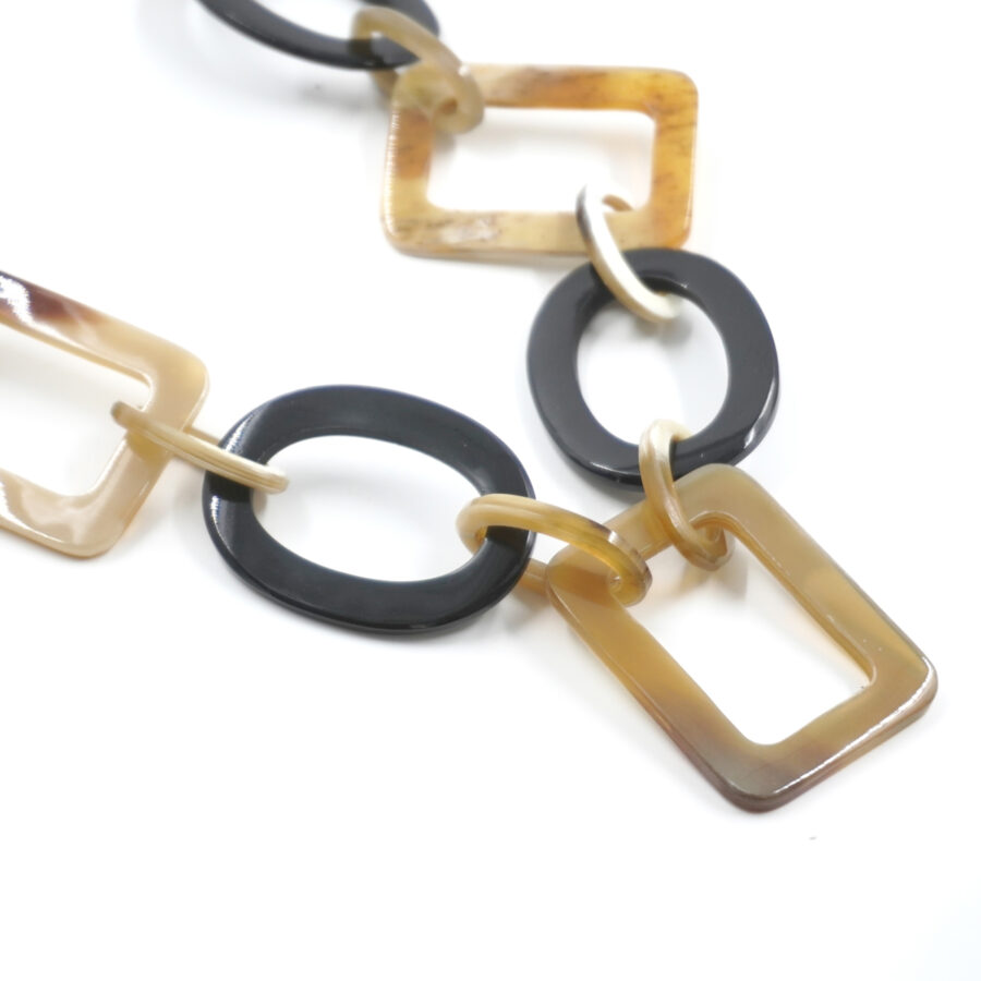 Collana di corno con elementi ovali e rettangolari beige e neri