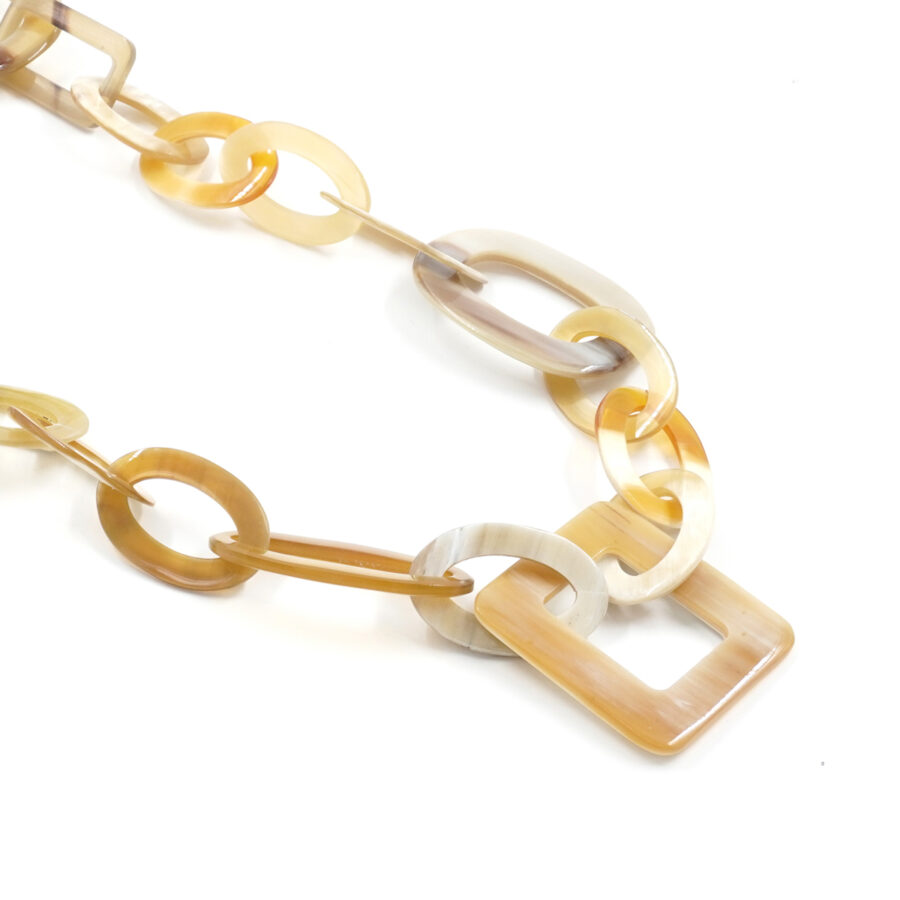Collana di corno con elementi ovali e rettangolari beige