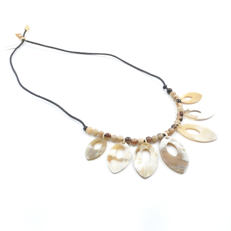 Collana con Laccio a Strozzo ed elementi di corno ovali e tondi beige - immagine 2
