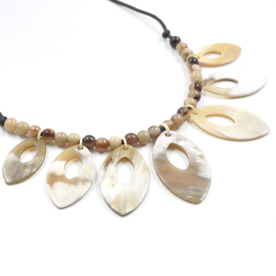 Collana con Laccio a Strozzo ed elementi di corno ovali e tondi beige
