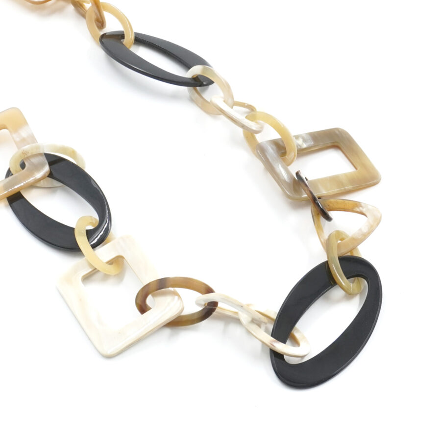 Collana di corno con elementi rettangolari, ovali e triangolari beige e neri