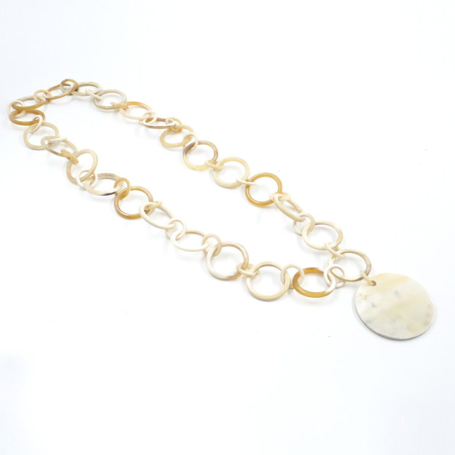 Collana di corno con elementi tondi beige e pendente tondo - immagine 2
