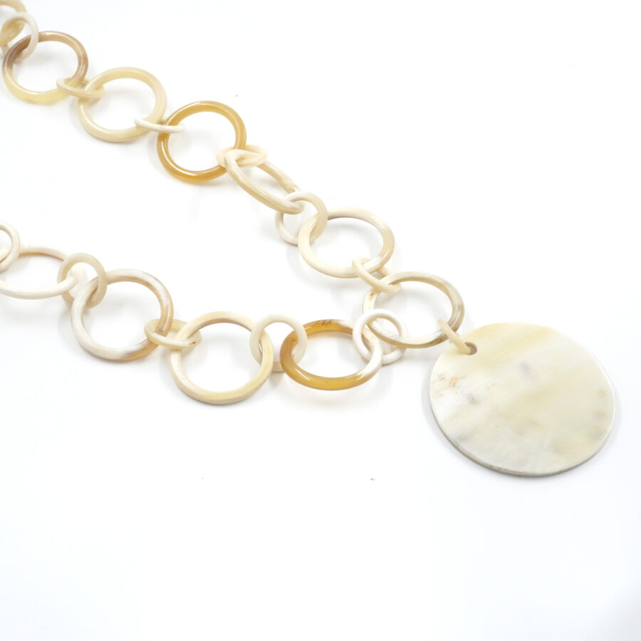 Collana di corno con elementi tondi beige e pendente tondo