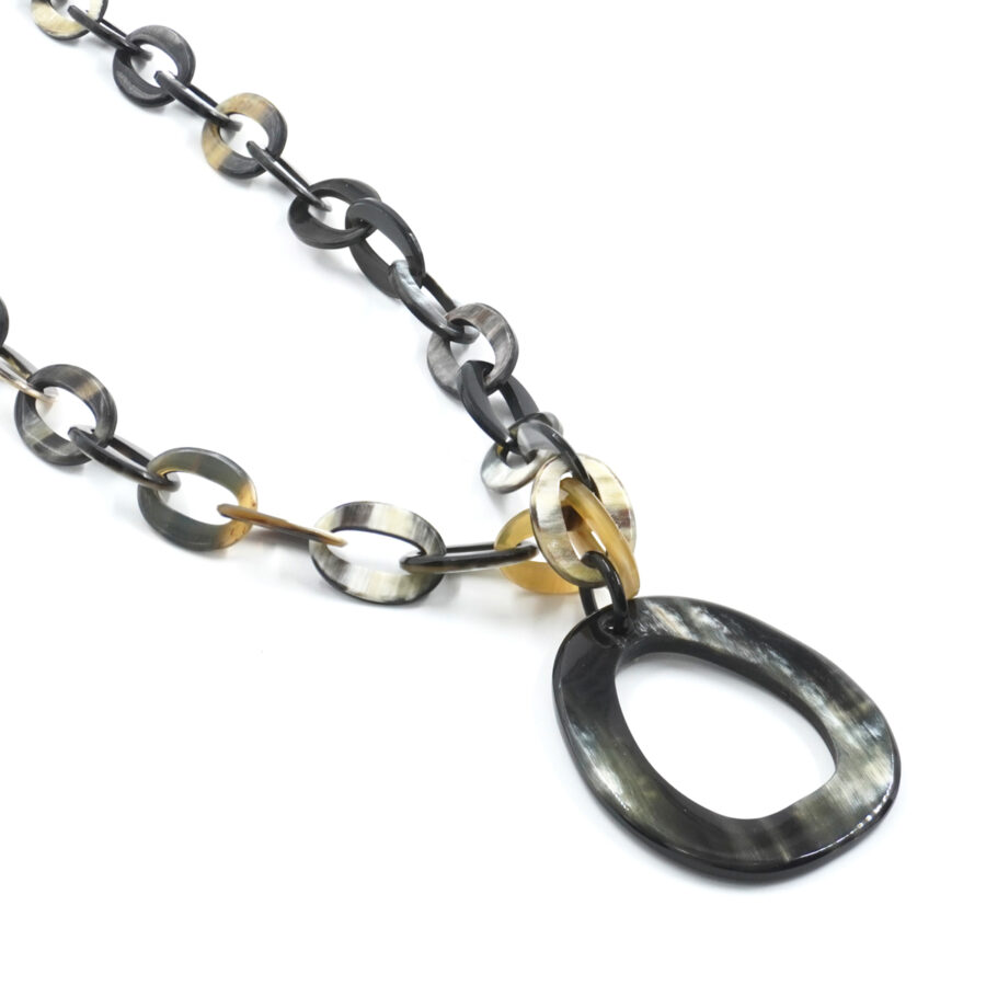 Collana di corno con elementi ovali bianchi e neri
