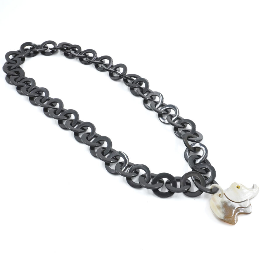 Collana di corno con elementi tondi neri e pendente forma elefante nero e beige - immagine 2