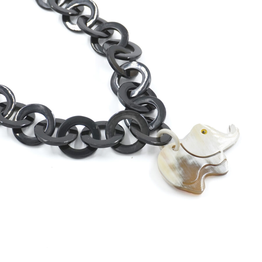 Collana di corno con elementi tondi neri e pendente forma elefante nero e beige