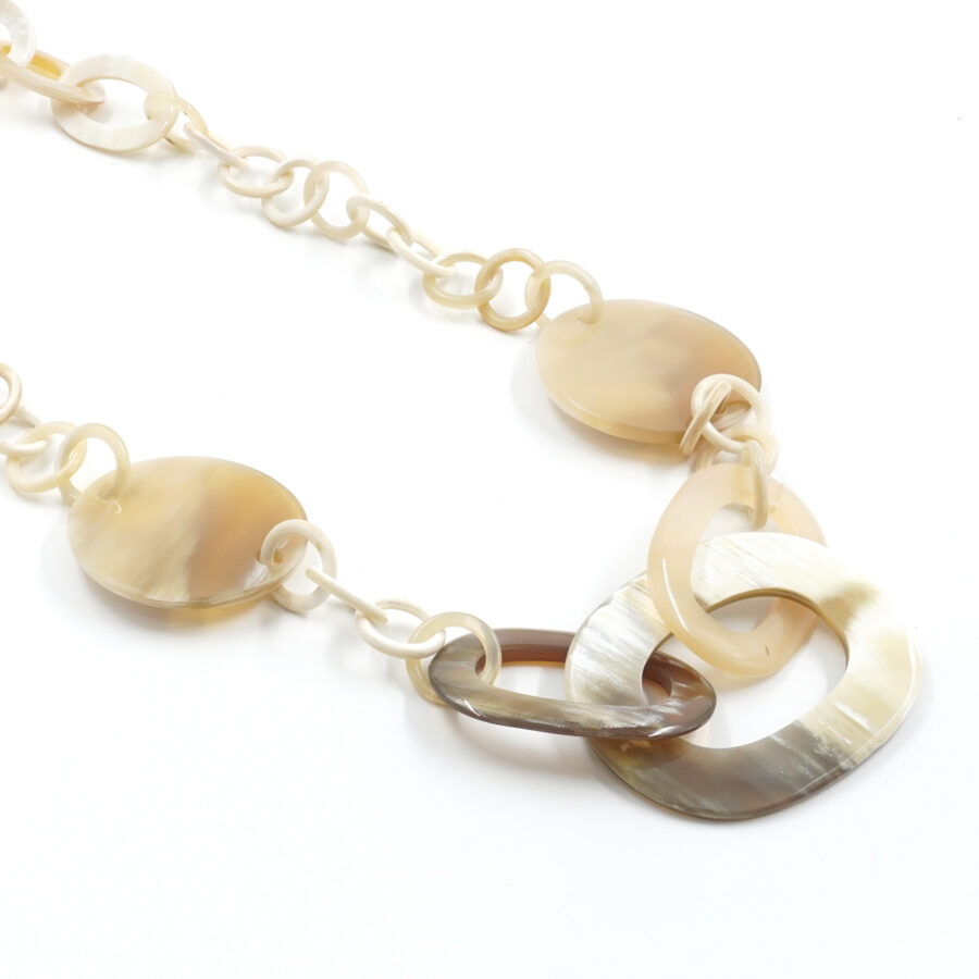 Collana di corno con elementi tondi e ovali beige