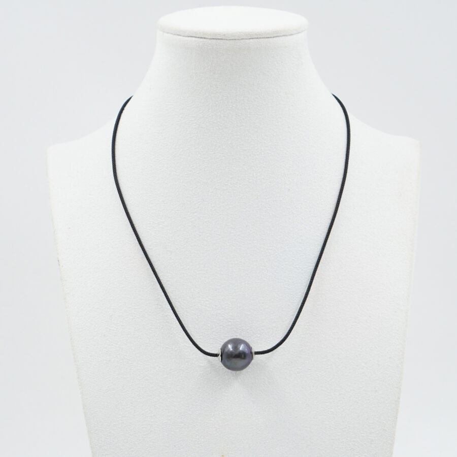 Collana laccio con perla barocca nera e chiusura in argento – Rodiato