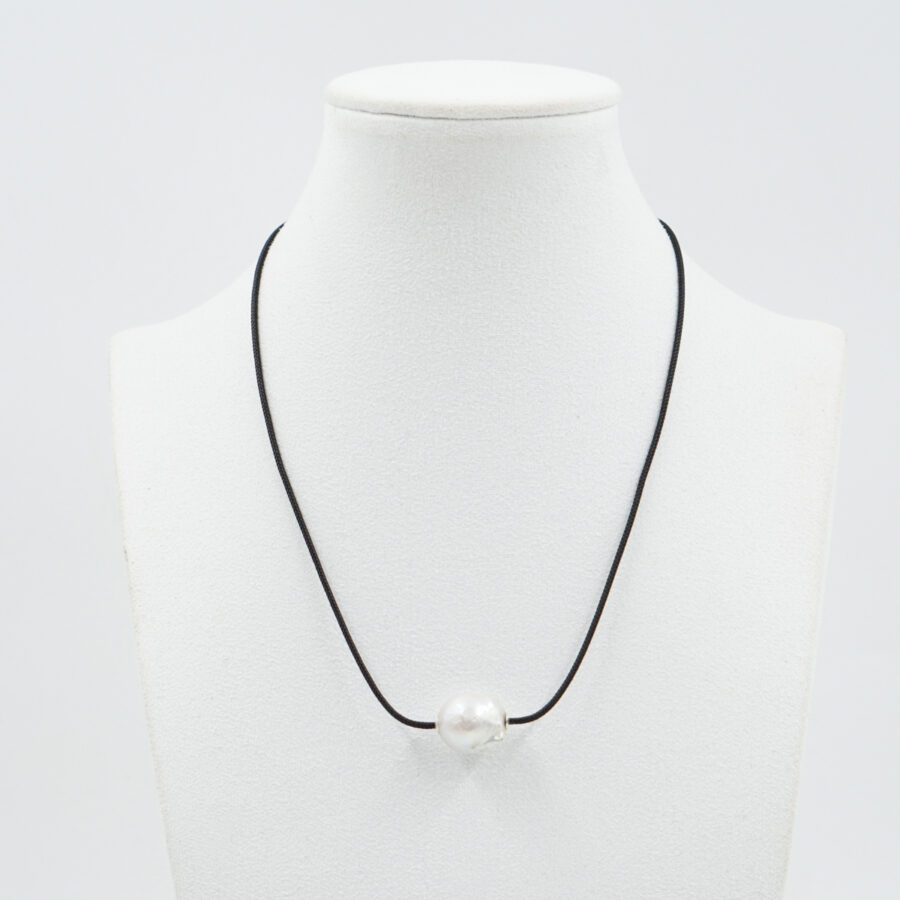 Collana laccio con perla barocca bianca e chiusura in argento – Rodiato