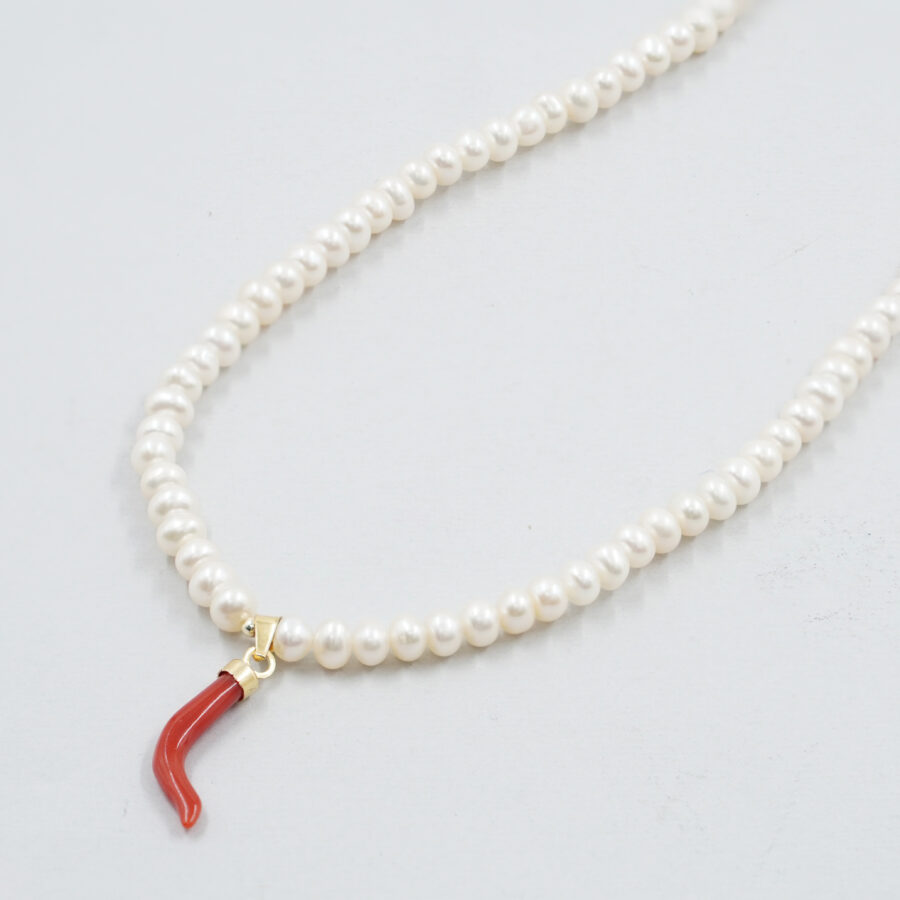 Collana con perle forma bottone, pendente con corno di corallo, chiusura in argento - Dorato