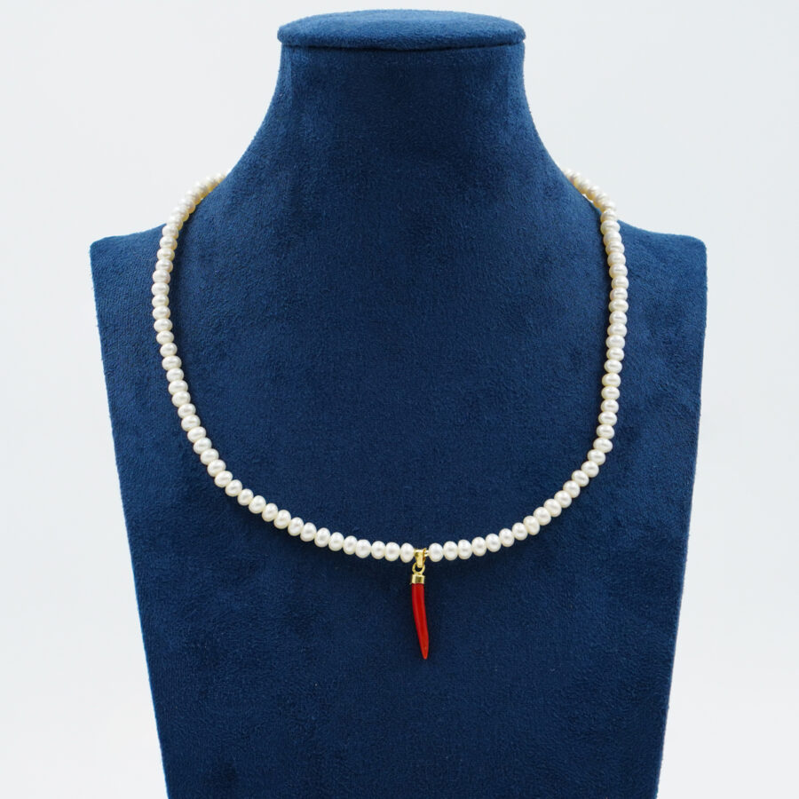 Collana con perle forma bottone, pendente con corno di corallo, chiusura in argento - Dorato - immagine 2