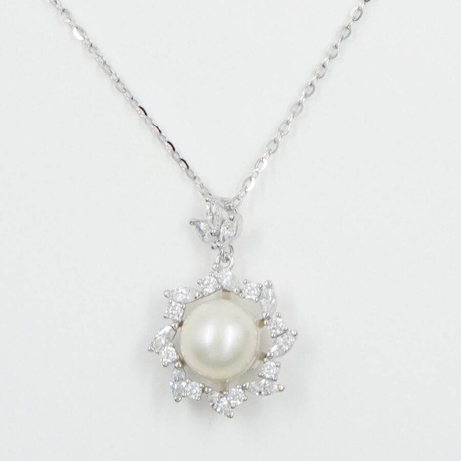 Collana in argento con ciondolo con perla e zirconi – Rodiato