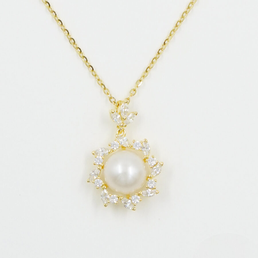 Collana in argento con ciondolo con perla e zirconi – Dorato
