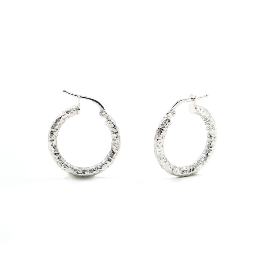 Orecchini cerchio martellato in argento a baionetta 20mm – Rodiato
