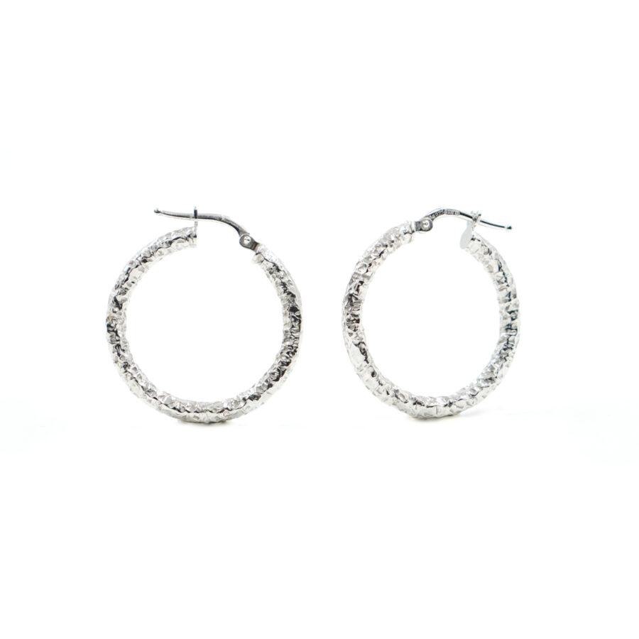 Orecchini cerchio martellato in argento a baionetta 26mm – Rodiato