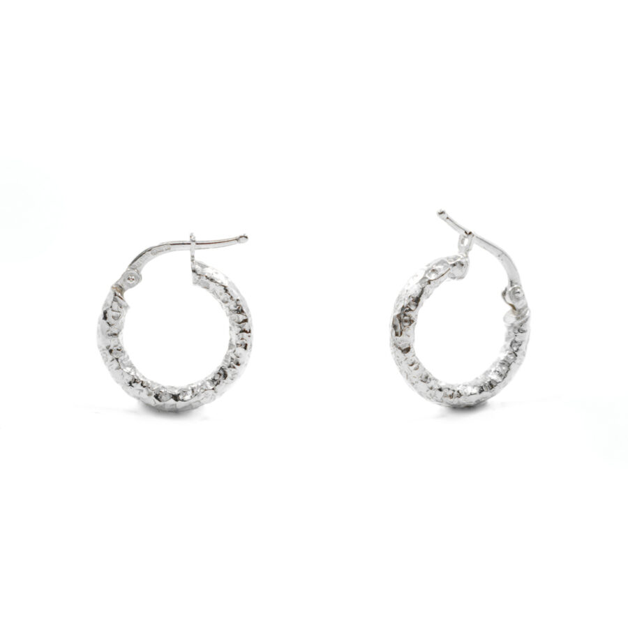 Orecchini cerchio martellato in argento a baionetta 15mm – Rodiato