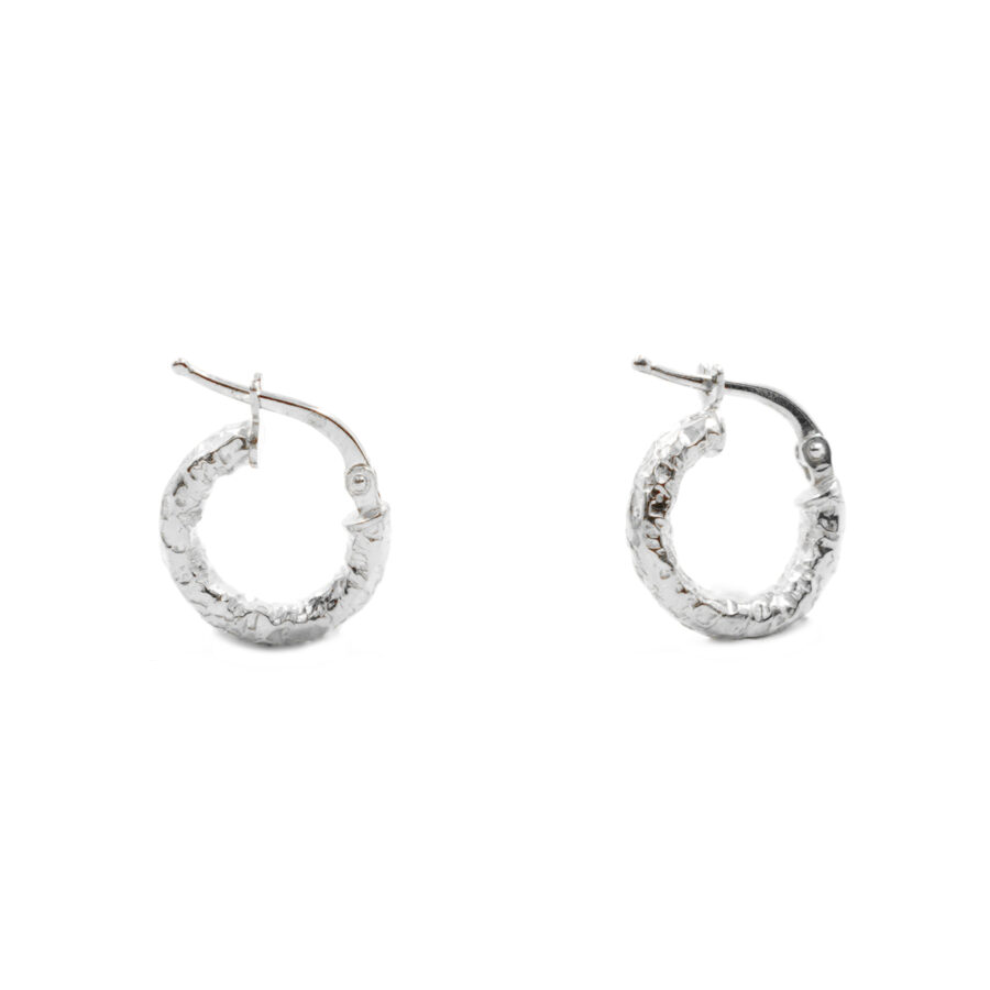 Orecchini cerchio martellato in argento a baionetta 14mm – Rodiato