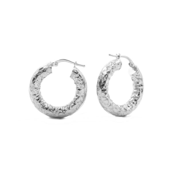Orecchini cerchio martellato in argento a baionetta 25mm – Rodiato
