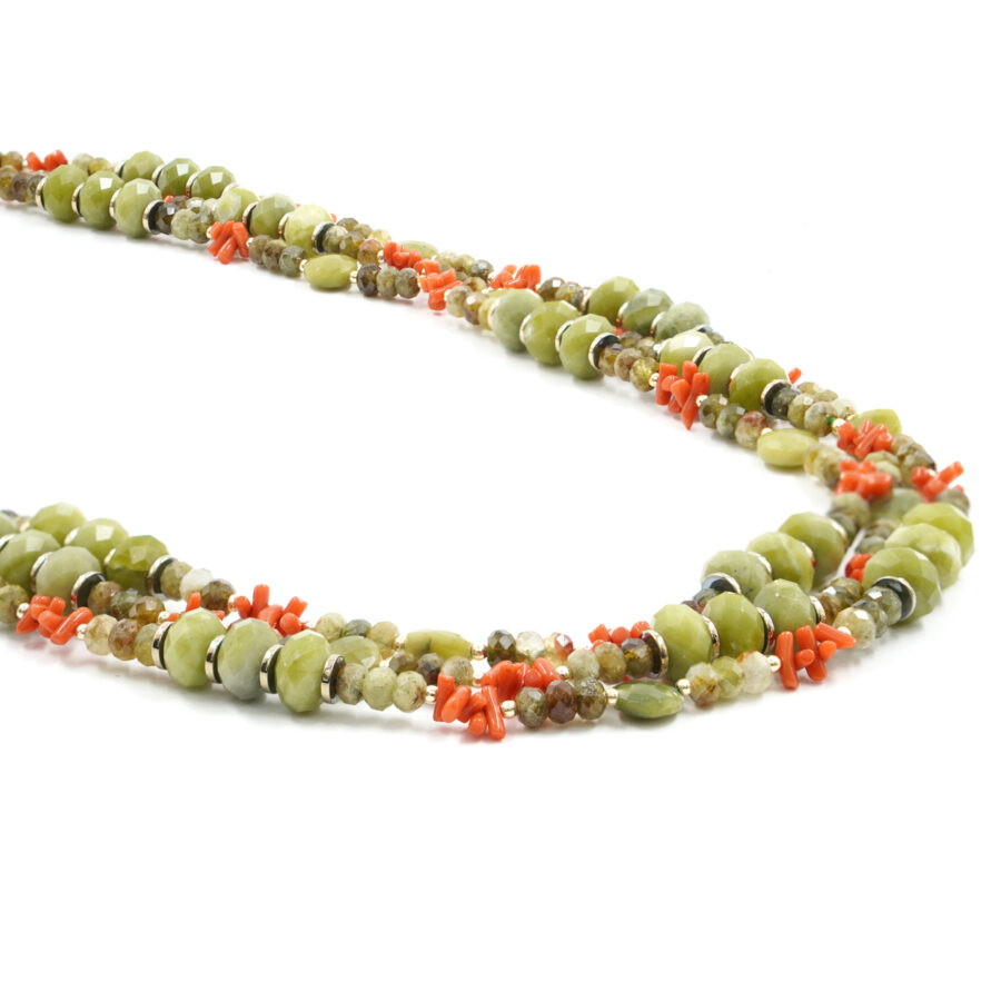 Collana Multifilo con giada Canadese, granato verde, corallo, ematite, chiusura in argento – Dorato