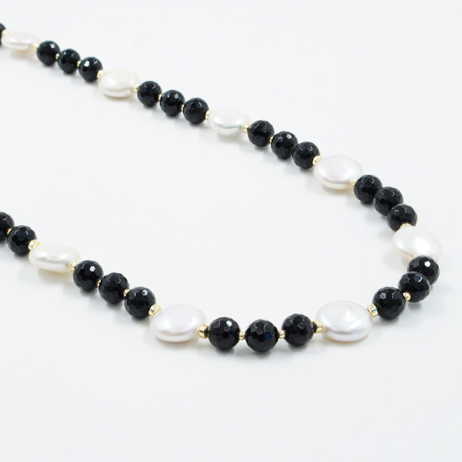 Collana con agata nera, perle, ematite, chiusura in argento – Dorato