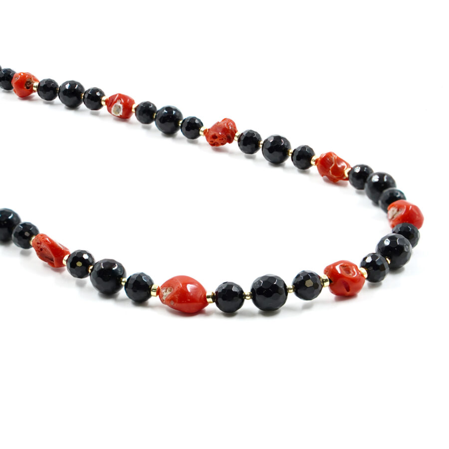 Collana con agata nera, corallo, ematite, chiusura in argento – Dorato