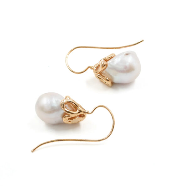 Orecchini in argento con montatura petali e perla barocca – Rosè