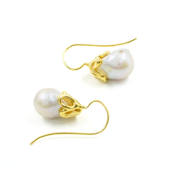 Orecchini in argento con montatura petali e perla barocca – Dorato