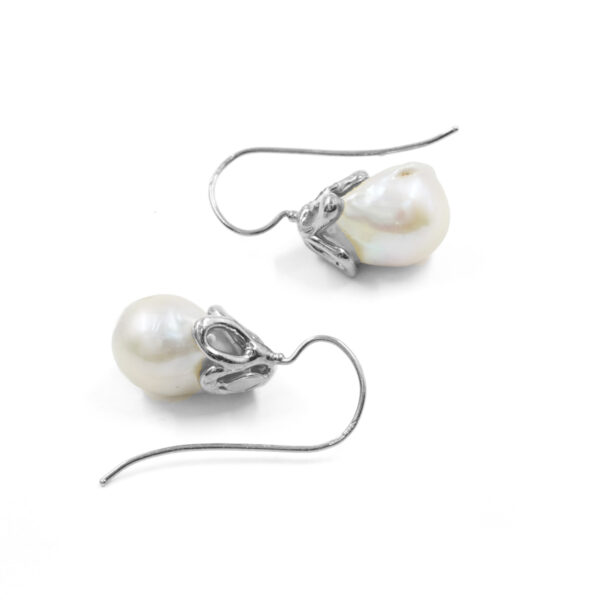 Orecchini in argento con montatura petali e perla barocca – Rodiato